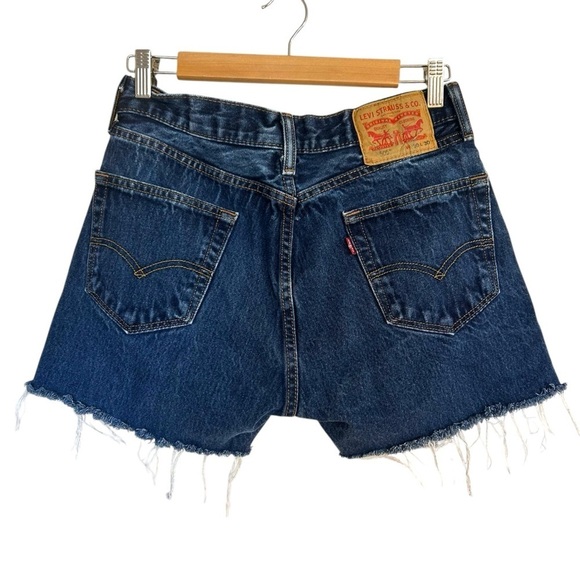 Levi’s Cutoff Denim Shorts Size 30 Raw Hem Dark Wash - Picture 3 of 6
